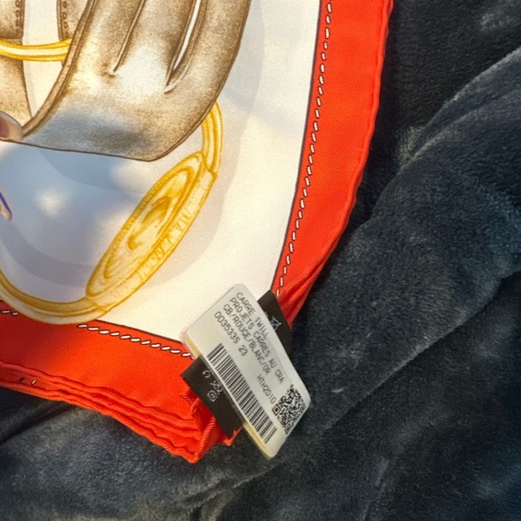 HERMES SCARF BRAND NEW IN ITS ORIGINAL BOX - Picture 2 of 2